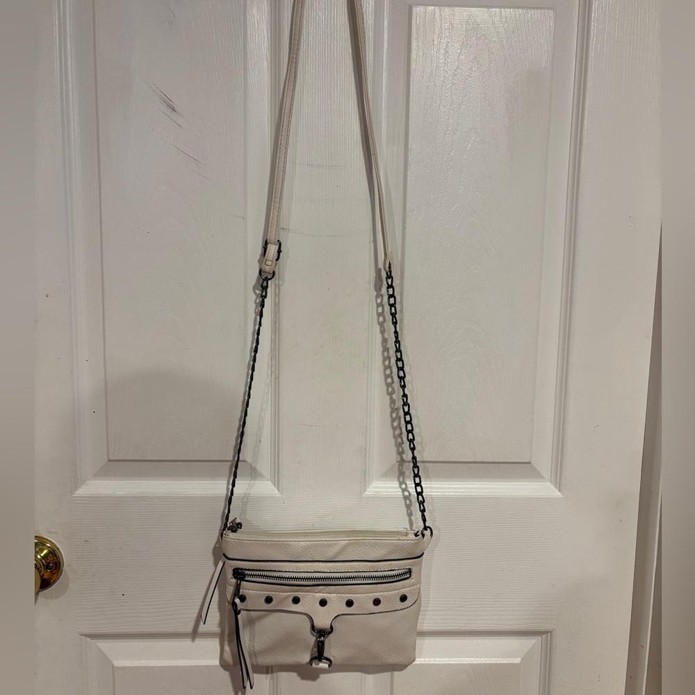 🤍 White Crossbody Crossbody Bag with Gunmetal Hardware 🤍 - Picture 4 of 5